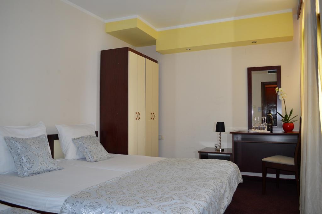 Hotel Lighthouse Igalo Room photo